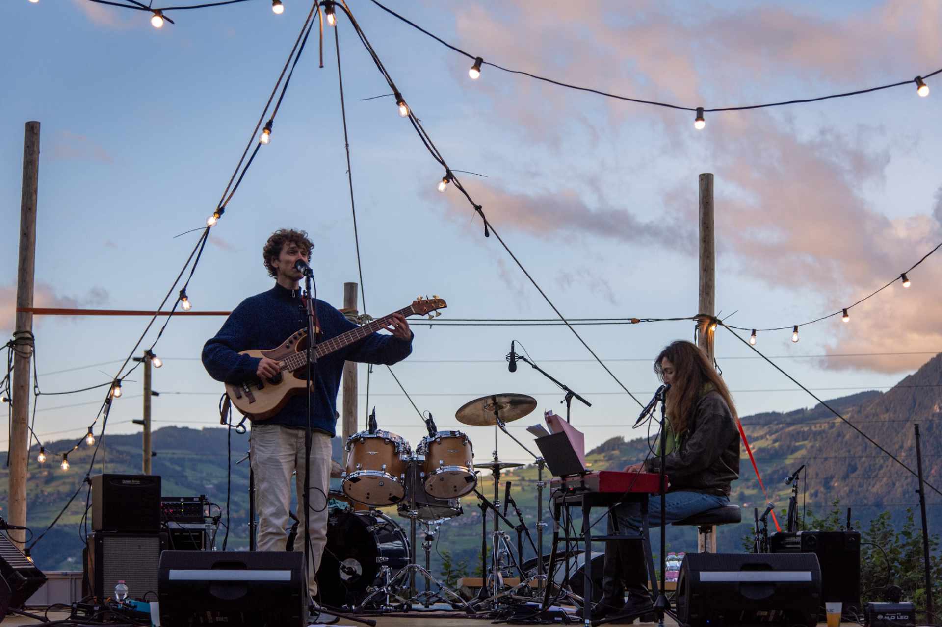Die Band Bicycle Fantasies am FestLival 2024 vor dem Bergpanorama.