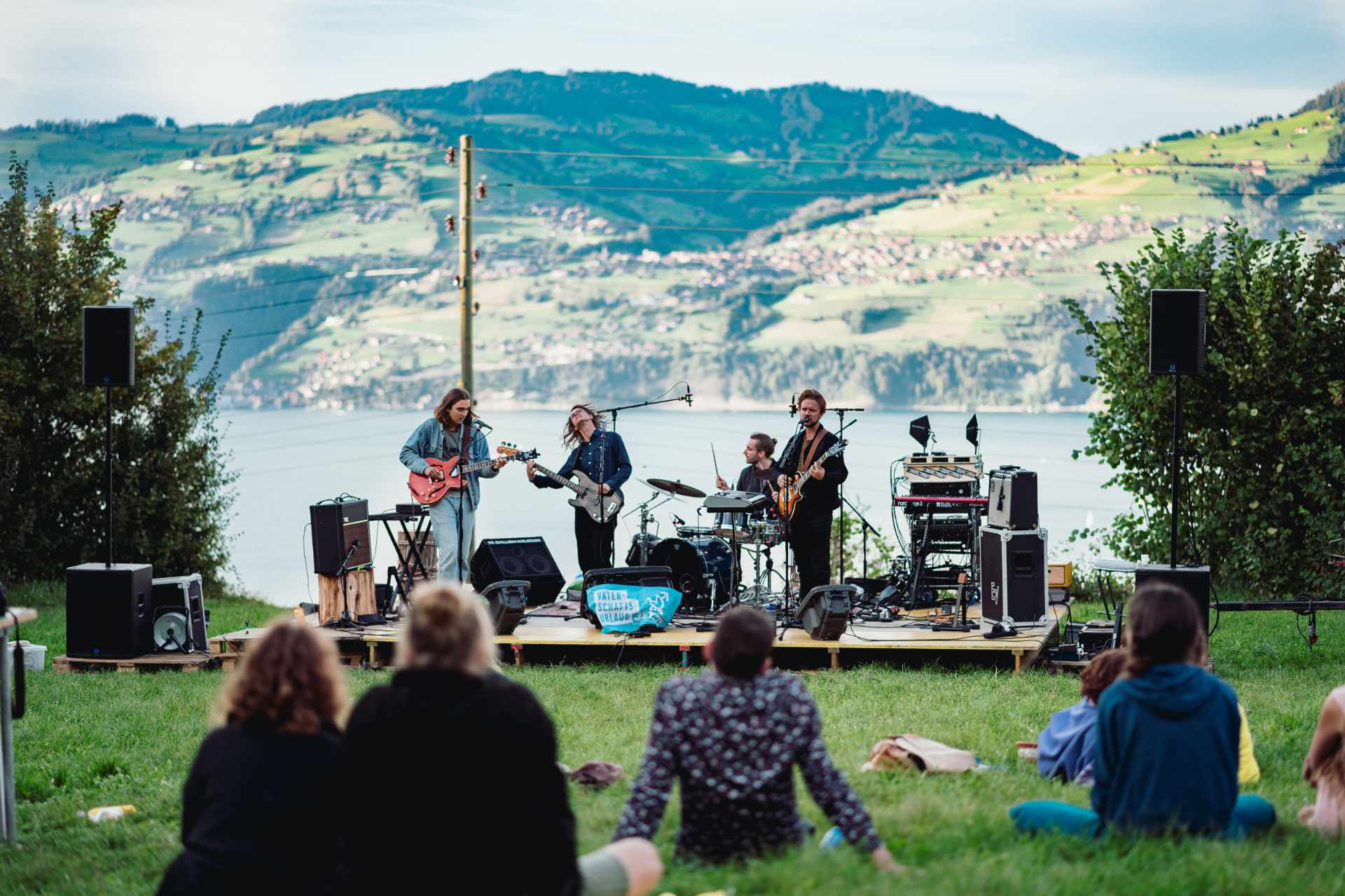 Die Band Irma Krebs am FestLival 2020 vor dem Bergpanorama.